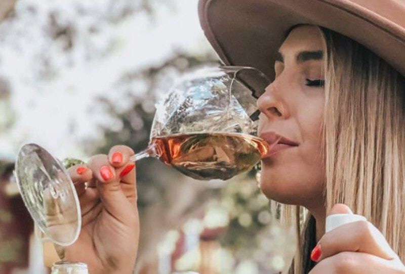 Le Sommelier «La marche ferme, le dos droit et le regard droit devant. Qu'on ne puisse pas remarquer que nous connaissons pas où aller» Édition ROSÉ